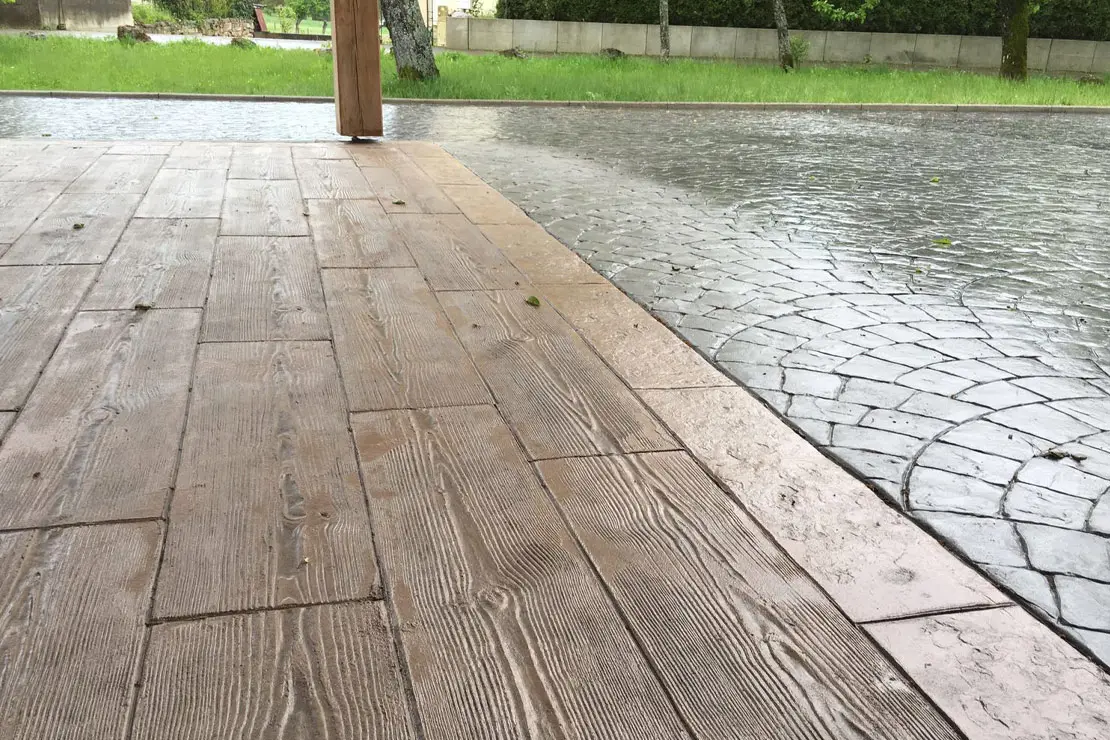 Imitation en bois de béton imprimé à l'arrière d'une maison