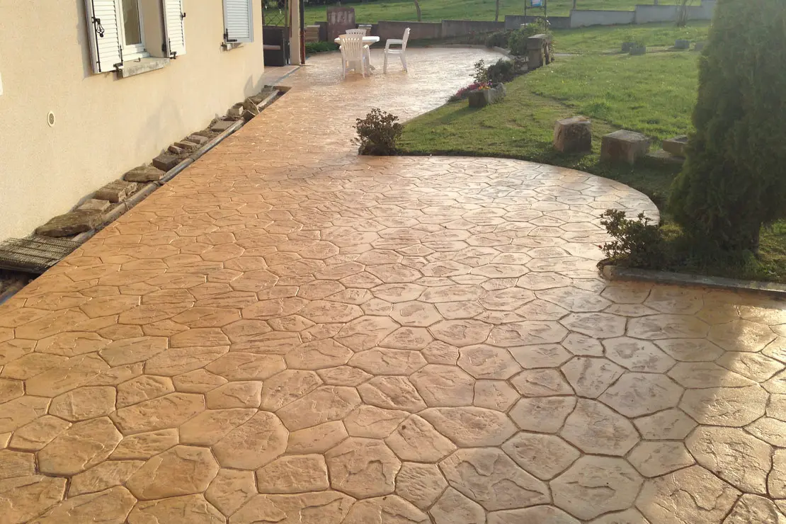 Jardin avec revêtement en béton imprimé à Mulhouse